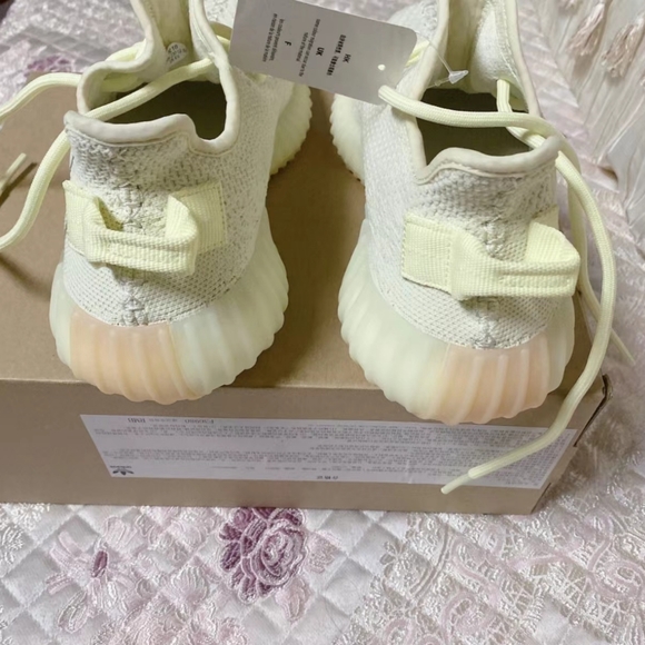 Yeezy 350 NEW Sneakers - Picture 4 of 6